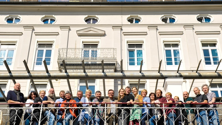 kbo-Kliniken des Bezirks Oberbayern "Team vor dem Gebäude"