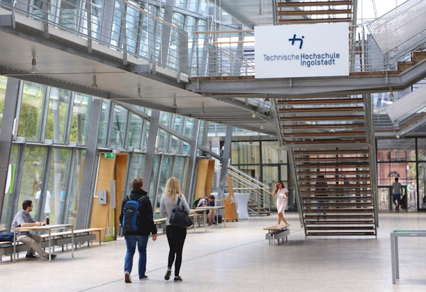 Technische Hochschule Ingolstadt "Innenansicht des Eingangs zur Aula"
