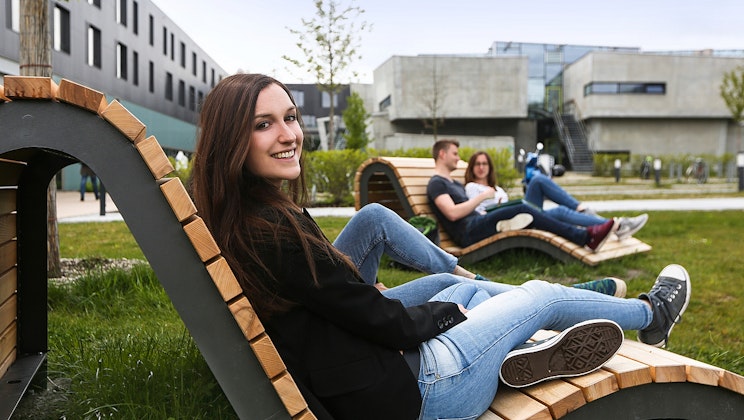 Technische Hochschule Ingolstadt "Studierende auf Stühlen im Außenbereich des Campus"