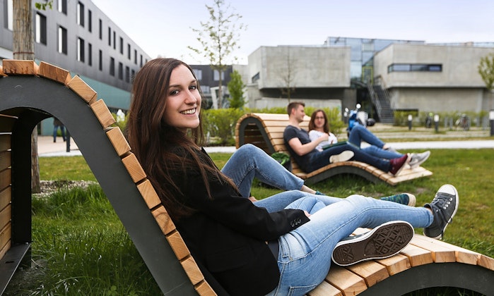 Technische Hochschule Ingolstadt "Studierende auf Stühlen im Außenbereich des Campus"